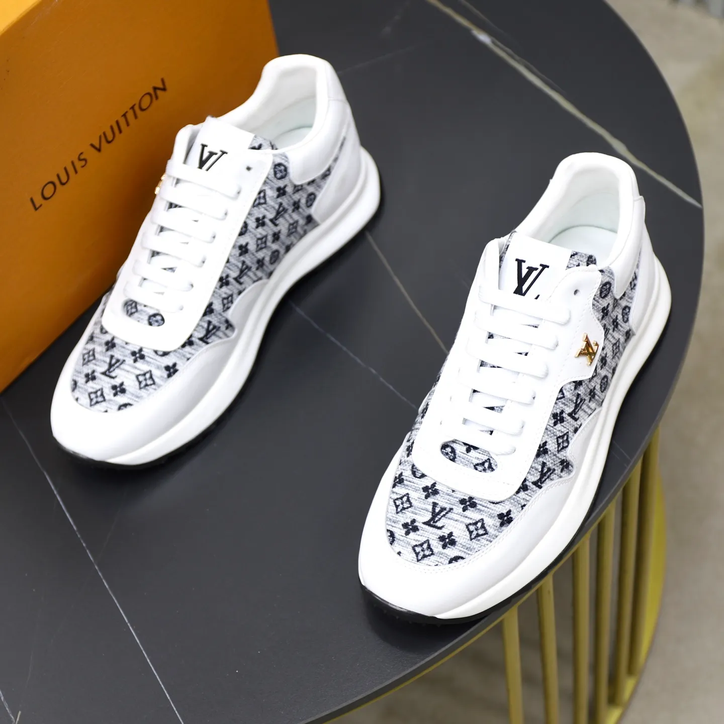 Ex-factory price: 462💰🙅‍♂️🙅‍♂️🙅‍♂️ Brand: LV Louis Vuitton Standard code: 38-44 (45 customized) Grade: Same as the official website Material: Original cowhide stitching brand cloth Comfortable and breathable lining Lightweight and wear-resistant sports outsole Style category: Men's fashion casual shoes Running sneakers Distinguished luxury brand elements Top luxury Color: actual picture color